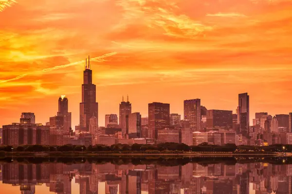 Chicago Skyline Atardecer Sobre Lago Michigan Illinois Fotos De Stock