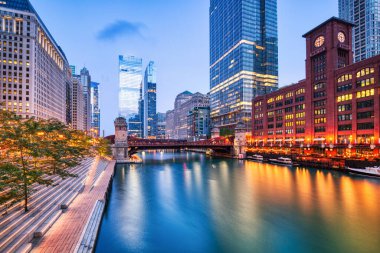 Chicago Şehir Merkezi Şikago Nehri ile Dusk, Illinois