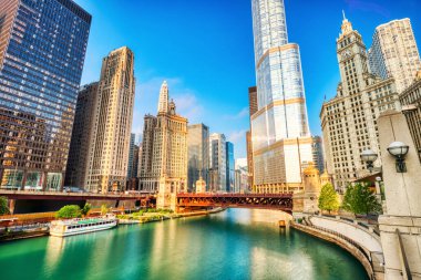 Chicago Şehir Merkezi Şikago Nehri ile Sunrise, Illinois  