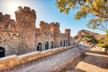Akdeniz kıyısındaki tepelerdeki Castillitos Bataryası, Cartagena, Murcia, İspanya yakınlarındaki antik simge.   