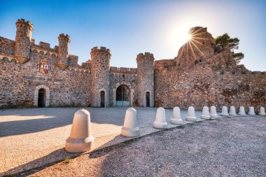 Akdeniz kıyısındaki tepelerdeki Castillitos Bataryası, Cartagena, Murcia, İspanya yakınlarındaki antik simge. 