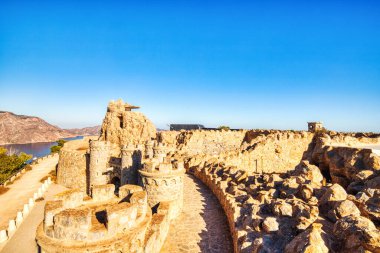Akdeniz kıyısındaki tepelerdeki Castillitos Bataryası, Cartagena, Murcia, İspanya yakınlarındaki antik simge. 