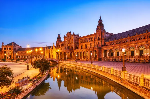 İspanya, Endülüs, İspanya, Sevilla 'daki Plaza de Espana.