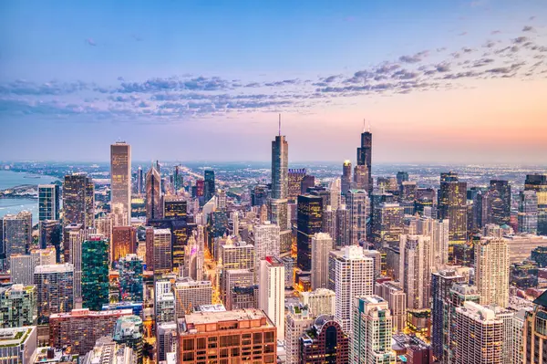 Aydınlatılmış Chicago Havacılık Skyline View Alacakaranlık, Illinois    