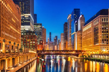 Chicago Şehir Merkezi Şikago Nehri ile Dusk, Illinois 