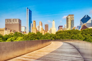 Chicago Skyline, Millennium Park, Illinois 'deki Wooden Köprüsü' nden Sunrise 'da. 