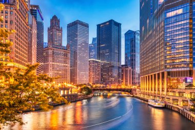 Chicago Şehir Merkezi Şikago Nehri ile Dusk, Illinois  