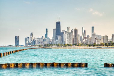 Chicago Skyline Sunny Day, Illinois 'de Michigan Gölü üzerinde 