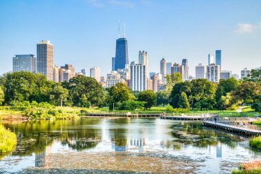 Lincoln Park, Illinois 'deki Pond üzerinde güneşli bir günde Chicago Skyline 