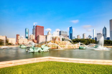 Chicago Skyline, Grant Park 'taki Buckingham Çeşmesi üzerinde güneşli bir günde, Illinois   