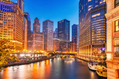 Chicago Şehir Merkezi Şikago Nehri ile Dusk, Illinois  