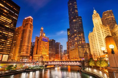 Chicago Şehir Merkezi Şikago Nehri ile Dusk, Illinois 