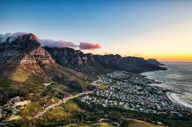 Cape Town Günbatımı Kamp Koyu Sahili üzerinde Masa Dağı ve Arka planda 12 Havari, Güney Afrika 