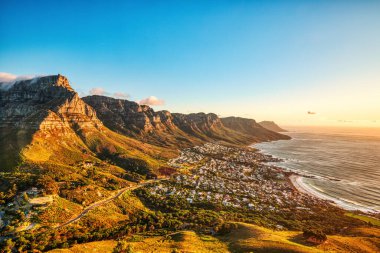 Cape Town Günbatımı Kamp Koyu Sahili üzerinde Masa Dağı ve Arka planda 12 Havari, Güney Afrika 