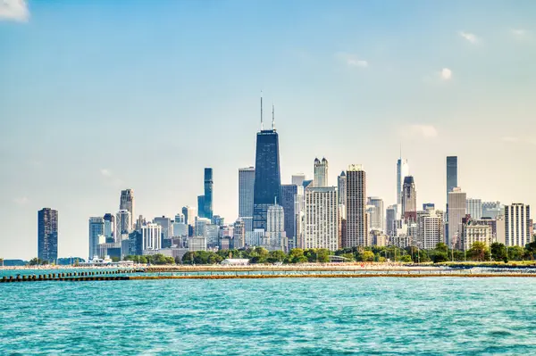 Chicago Skyline Sunny Day, Illinois 'de Michigan Gölü üzerinde  