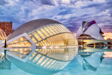 Valencia Alacakaranlık 'ta Aydınlanmış Palau de les Arts 