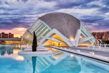 Valencia Alacakaranlık 'ta Aydınlanmış Palau de les Arts 