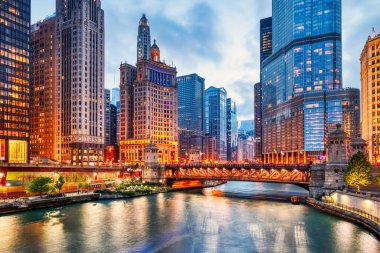 Chicago Şehir Merkezi Şikago Nehri ile Dusk, Illinois