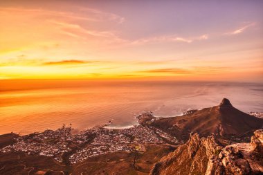 Cape Town Günbatımı Hava Görüntüsü Kamp Koyu 'nun üzerindeki Tablo Dağı, Aslan Kafası ve Güney Afrika' da 12 Havari