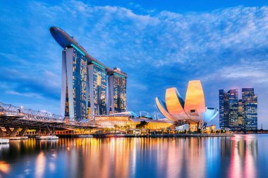 Singapur Şehri, Singapur, Dusk 'taki Marina Körfezi' nden Skyline manzarası