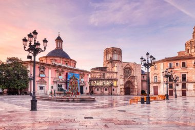 Placa de la Verge ile Turia Fountain ve Porta de l 'Almoina ve Basilica, Valencia, İspanya