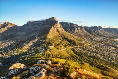 Güneşli bir günde Cape Town 'da Kamp Koyu Sahili' ne bakan Masa Dağı ve Güney Afrika 'da On İki Havari