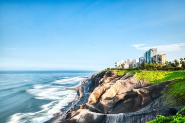 Pasifik Okyanusu kıyısındaki kayalıklar Miraflores yakınlarında, Lima güneşli bir günde, Peru 