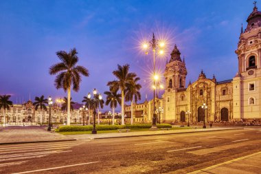 Peru 'nun başkenti Dusk' taki Lima Ana Meydanı Plaza de Armas ve Lima Katedrali 'nde aydınlatıldı.