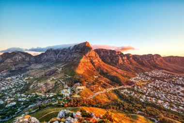 Cape Town Günbatımı Kamp Koyu Sahili üzerinde Masa Dağı ve Arka planda 12 Havari, Güney Afrika