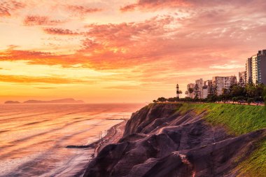 Pasifik Okyanusu kıyısındaki uçurumlar Miraflores yakınlarında, Lima Sunset, Peru 'da. 