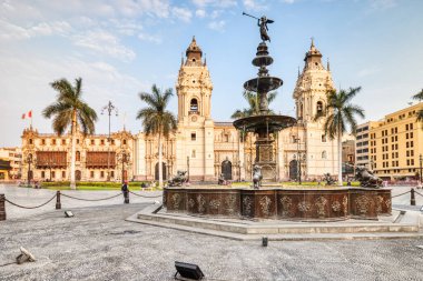 Peru 'nun Sunset kentindeki Lima Main Square Plaza de Armas ve Lima Katedrali 