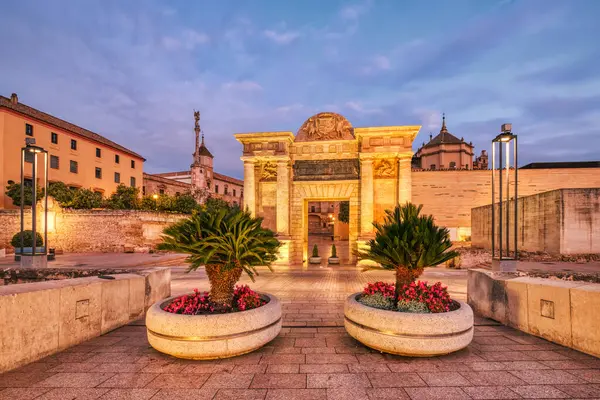 Cordoba 'daki Mezquita Katedrali ve Roma Köprüsü Sunset, Endülüs, İspanya 