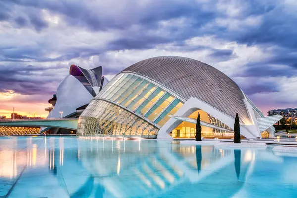 Valencia Alacakaranlık 'ta Aydınlanmış Palau de les Arts