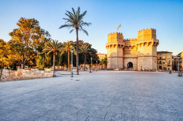 Serrano Kuleleri (Torres de Serranos) Anıt, Valencia, İspanya 