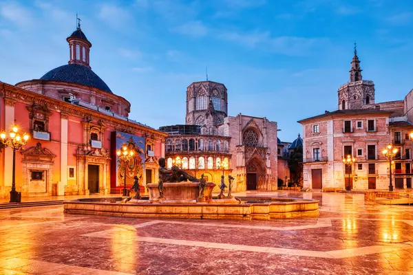 Placa de la Verge ile Turia Fountain ve Porta de l 'Almoina ve Basilica, Valencia, İspanya