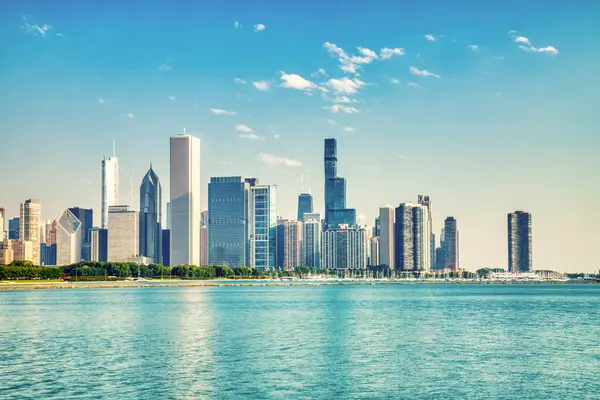Chicago Skyline Sunny Day, Illinois 'de Michigan Gölü üzerinde 