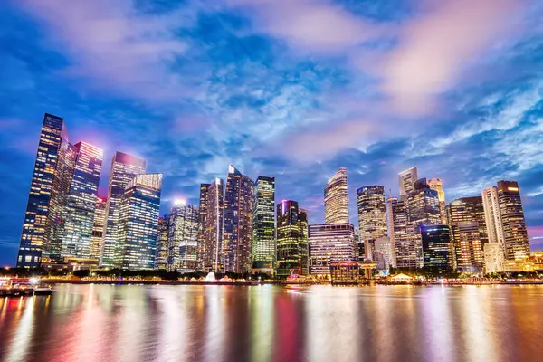 Singapur Şehri, Singapur, Dusk 'taki Marina Körfezi' nden Skyline manzarası