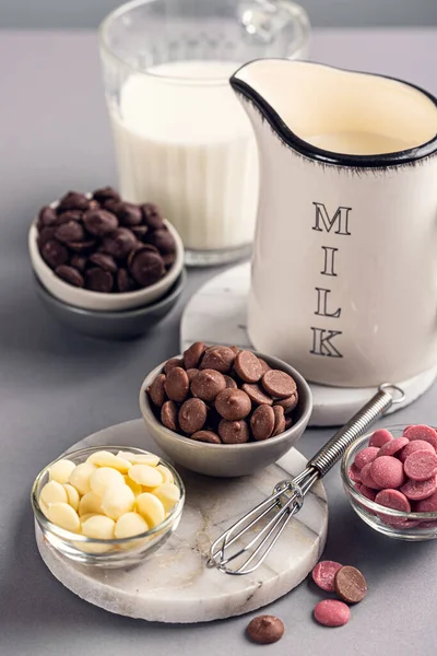 Ingredientes Para Cocinar Chocolate Caliente Blanco Leche Rubí Chispas Chocolate —  Fotos de Stock