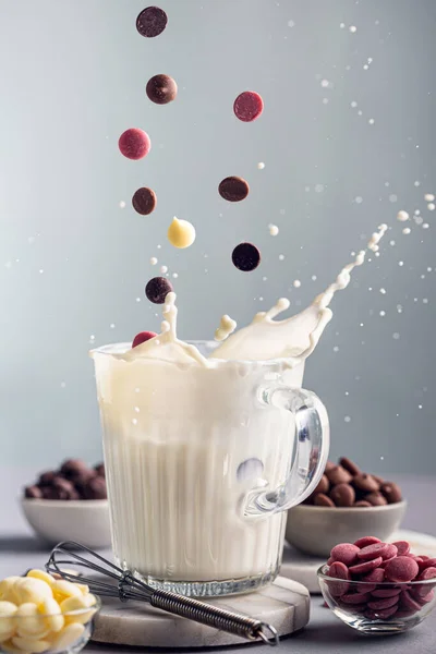 Zuhanó Összetevők Forró Csokoládé Főzéséhez Fehér Tej Rubin Étcsokoládé Chips — Stock Fotó