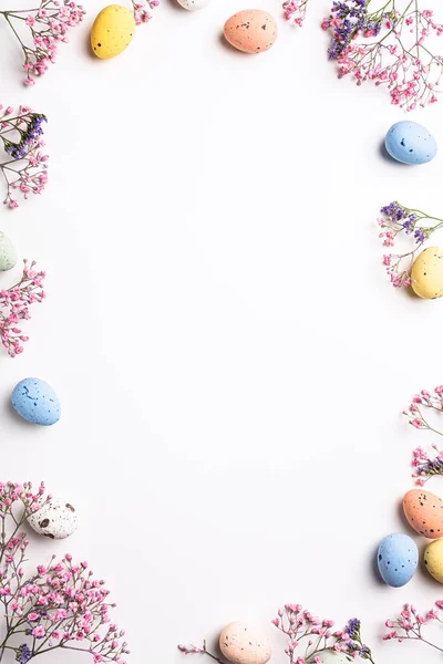 Overhead Shot Easter Composition Spring Flowers Colorful Quail Eggs White — Photo