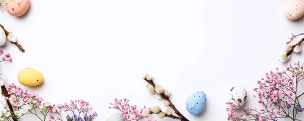 Gyönyörű Húsvéti Kompozíció Tavaszi Virágokkal Színes Fürjtojásokkal Fehér Háttér Felett — Stock Fotó