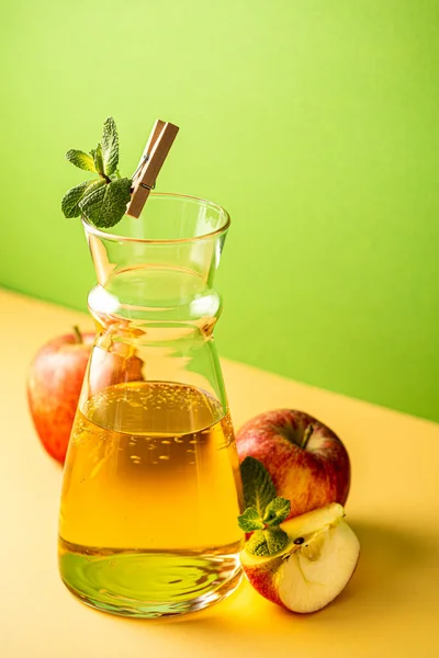 Glaskaraffe Mit Frischem Apfelsaft Und Bio Äpfeln Auf Gelbem Hintergrund — Stockfoto