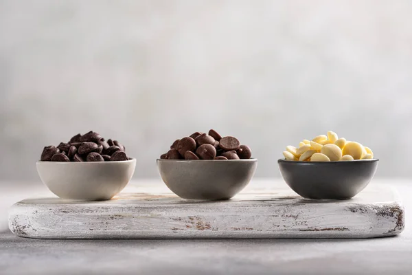 烹调热巧克力的配料 牛奶和黑巧克力片 灰色背景 复制空间 — 图库照片