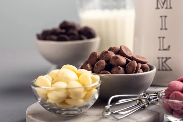 烹调热巧克力的配料 白巧克力 红宝石和黑巧克力片 并配以牛奶和威士忌 — 图库照片