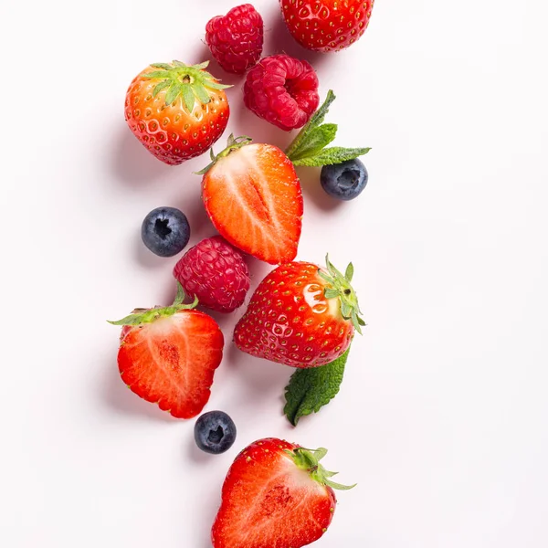 Zomerbessen Fruit Met Aardbeien Frambozen Bosbessen Witte Achtergrond Bovenaanzicht Plat — Stockfoto