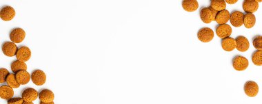 Hollanda bayramı Sinterklaas afiş arkaplanı metin için kopyalama alanı. Kruidnoten kurabiyeleri. Çocuklar için konsept parti Saint Nicolas 5 Aralık günü Hollanda 'da. Üst görünüm, genel görünüm.