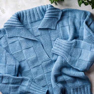 Güzel el yapımı, polo yakalı mavi kadın kazağı. Satranç desenli ve uzun kollu ön görüşlü şık pamuklu kazak. Üst görünüm