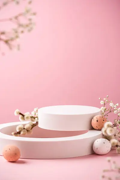 イースターウズラの卵とピンクの背景に製品のプレゼンテーションや展覧会のための空の白い表彰台と組成 コピースペース付きトレンドコンセプト ストック画像
