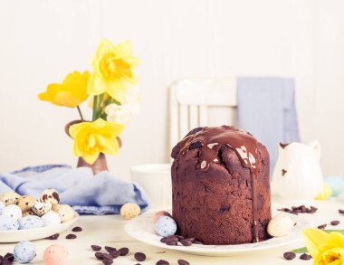 Paskalya ortodoks tatlı çikolatalı ekmek ve beyaz arka planda renkli bıldırcın yumurtası. Fotokopi alanı olan Paskalya bayramı kahvaltısı. Retro biçimi.