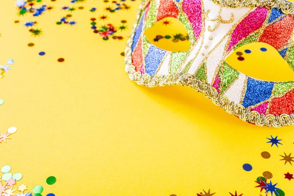Fondo Amarillo Festivo Con Máscara Carnaval Colores Concepto Tarjeta Felicitación Imagen De Stock